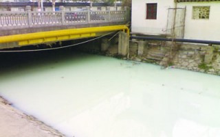 南京一河道现神秘污水似牛奶 环保局正调查(图)