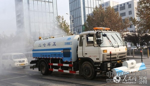 郑州市大街小巷，洒水车作业随处可见。（通讯员杨正华供图）